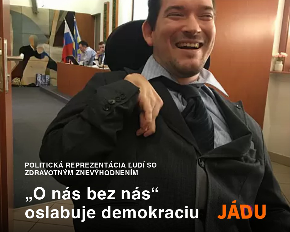 Titulka článku „O nás bez nás“ oslabuje demokraciu - fotografia politika na vozíku pred zasadaním