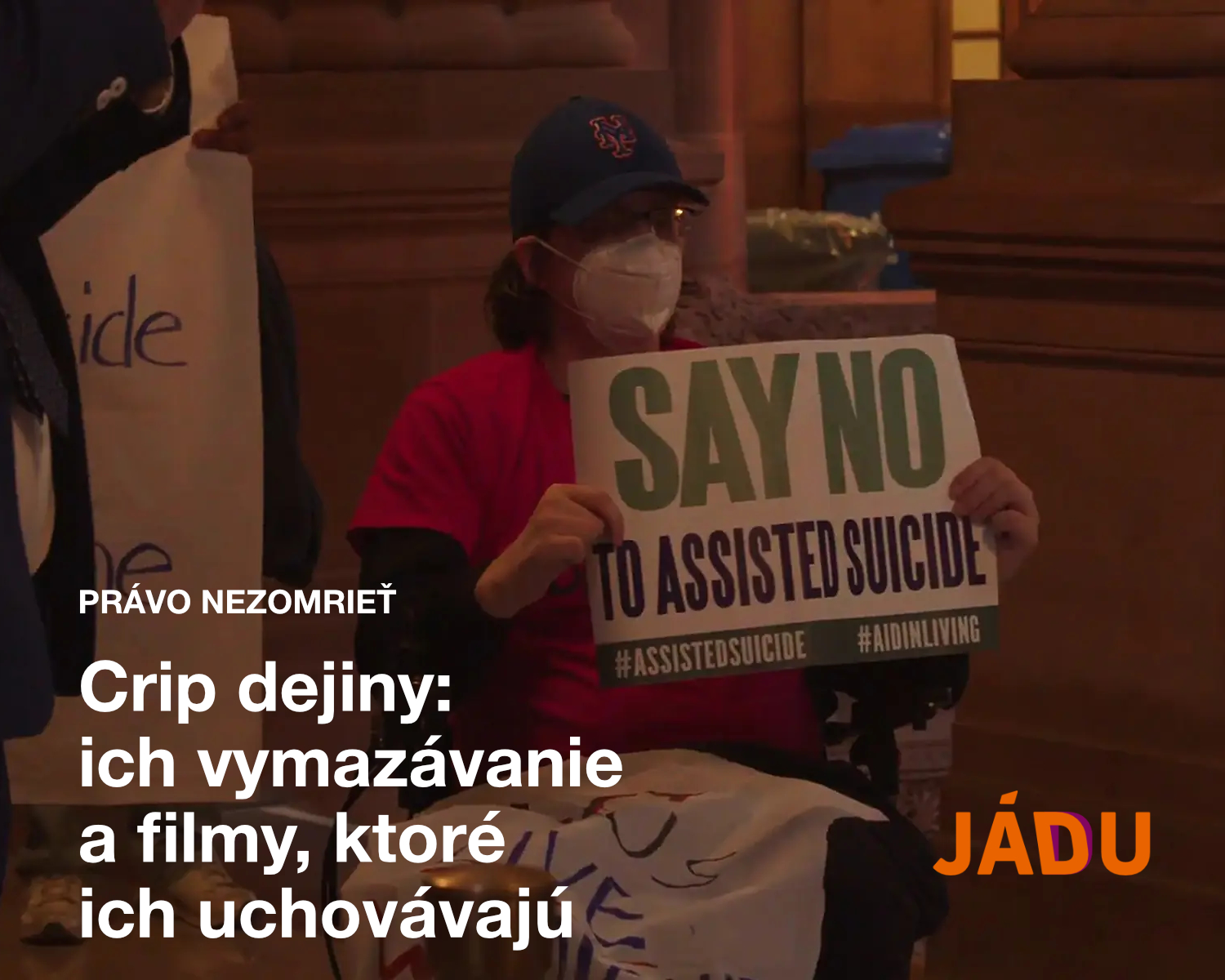 Titulka článku „Crip dejiny: ich vymazávanie a filmy, ktoré ich uchovávajú“ - protestujúci vozičkár s rúškom na tvári drží ceduľku s nápisom: „Say NO to assisted suicide